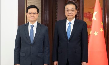 Premier Li Keqiang (R) meets with John Lee, chief executive of the HKSAR, in Beijing, China, December 22, 2022. /Xinhua